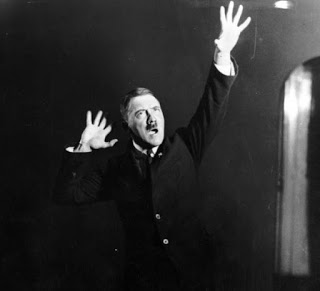 Hitler sedang latihan pidato depan kaca Hitler sedang latihan pidato depan kaca