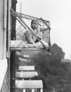 Ini adalah tempat sangkar bayi agar terkena sinar matahari Ini adalah tempat sangkar bayi agar terkena sinar matahari