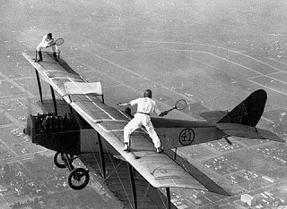 Bermain tenis di atas pesawat Bermain tenis di atas pesawat