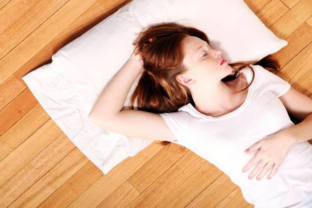 Wow, Ternyata Tidur di Lantai Menyimpan 7 Manfaat Luar Biasa ini, Kamu Mau Tahu ?