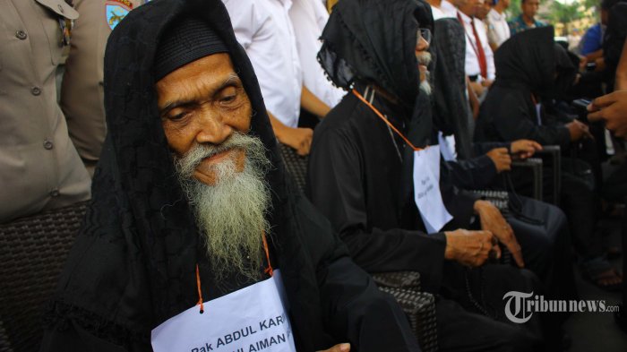 Sebanyak tujuh maha guru Dimas Kanjeng yang merupakan perekrut massa pengajian saat gelar perkara di Mapolda Jawa Timur, Surabaya, Senin (7/11/2016)